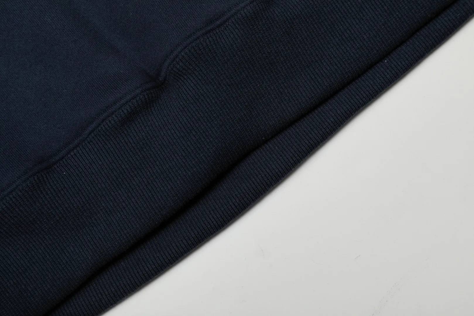 P250 Top quality" Style number: T5007# [Ralph Lauren solid color pony embroidered logo thickened velvet hooded sweatshirt] ✅Ralph Lauren classic basic versatile unisex autumn and winter velvet thickened hooded sweatshirt ✅Pure cotton high-gram velvet thickened fabric The upper body is comfortable and warm ✅The version is restored to the original version The maximum size can be worn up to 180 pounds Loose, comfortable and stress-free ✅The upper body is simple and easy to wear ootd must-have. Good-looking clothes are never picky. A must-have in couples’ wardrobes. Size: S-XL. Color: Black, Gray, Navy Khaki.